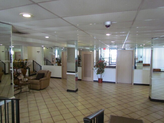 Building Photo - 4158 Inverrary Dr