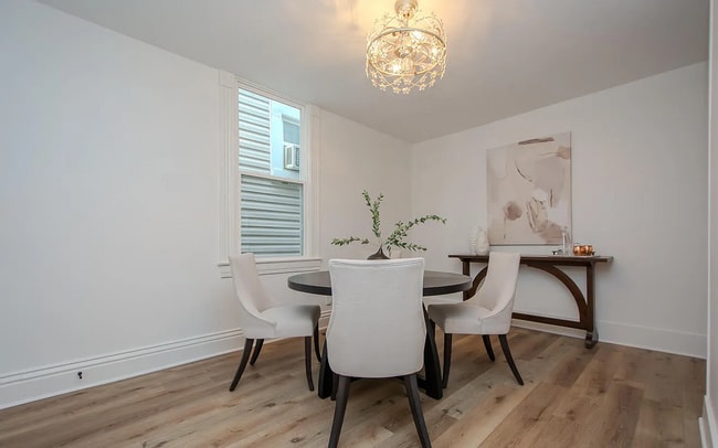 Building Photo - Updated & Beautiful 2 Bedroom Home with Private Backyard!