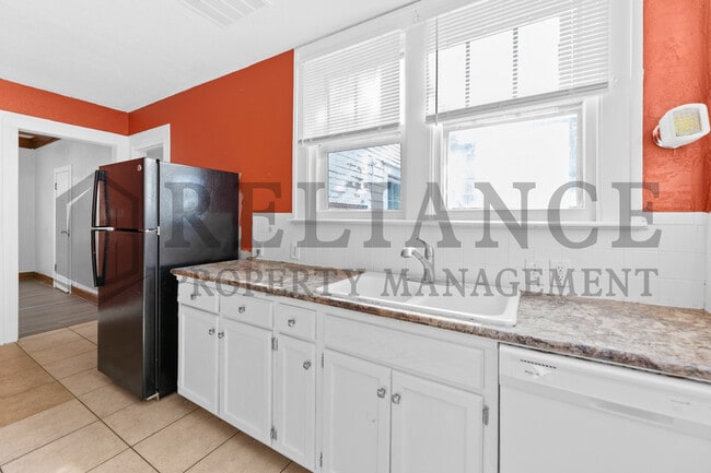 Building Photo - 3325 Victor Pl