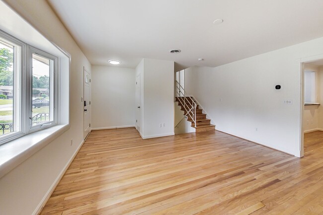 Building Photo - 5 Bed / 3 Bath / deep lot/ 2 driveways and...