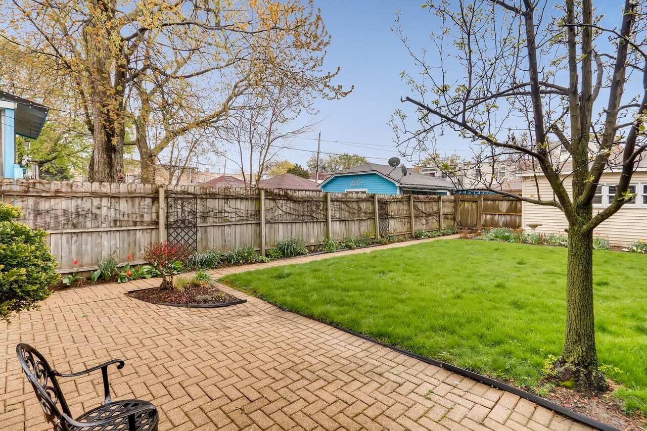 Building Photo - 2549 W Winnemac Ave