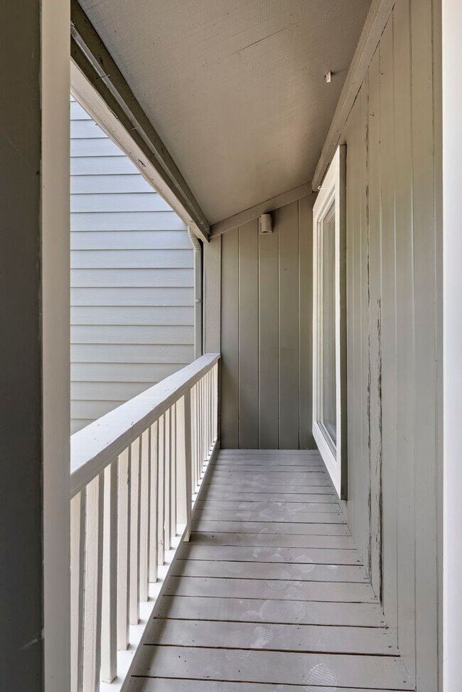 Building Photo - Waterfront Townhome in Elkins Lake