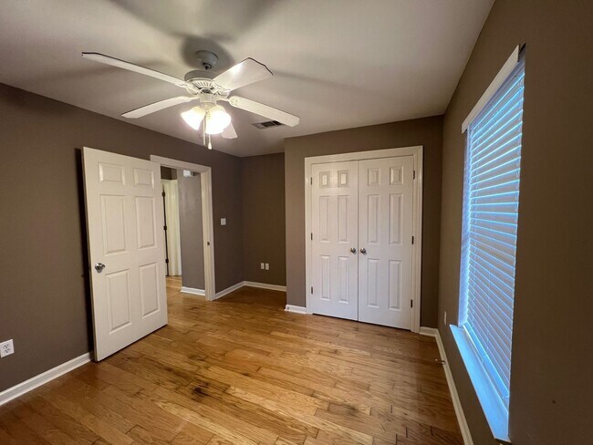 Building Photo - 9240-9250 Lockhart Rd