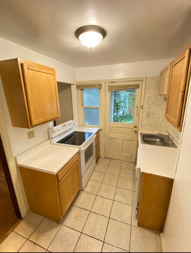 Building Photo - 2 bedroom 1 bath townhouse