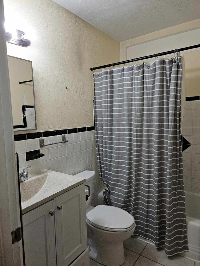 Building Photo - BEAUTIFUL 4 BEDROOM 2 BATH HOME IN THE BEA...