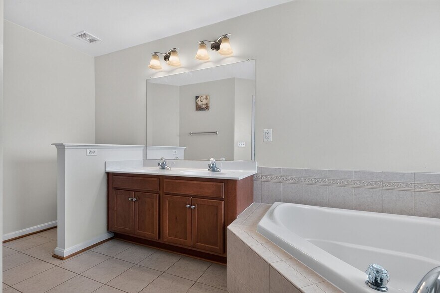 Building Photo - 2347 Battery Hill Cir