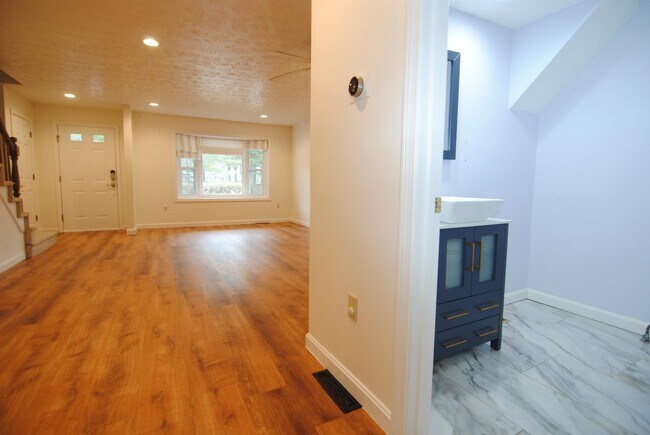 Building Photo - 5 Cadogan Way