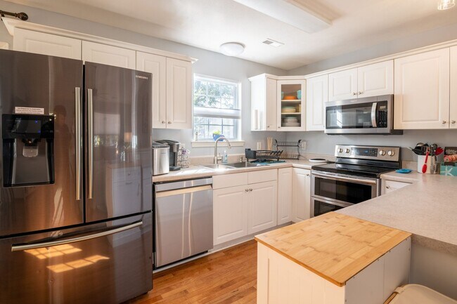 Building Photo - FURNISHED OFF-SEASON MONTHLY RENTAL