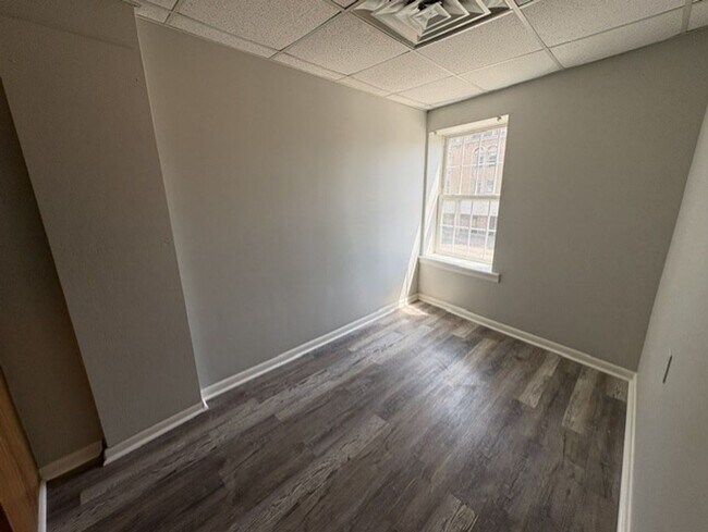 Building Photo - North of Downtown Akron: Updated 1BR with Tall Ceilings & Natural Light