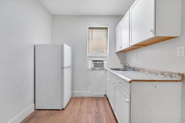 Building Photo - 1554 SW 5th St