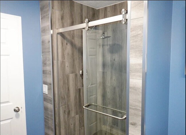 Building Photo - 14940 Lenox Dr