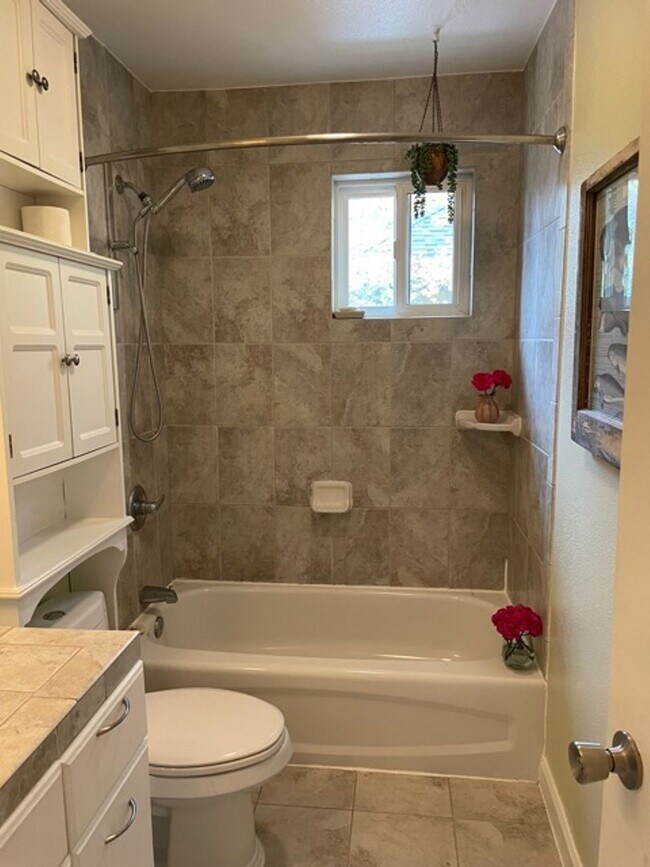 Building Photo - CHARMING 2 BED/1 BATH COZY COTTAGE LOCATED...