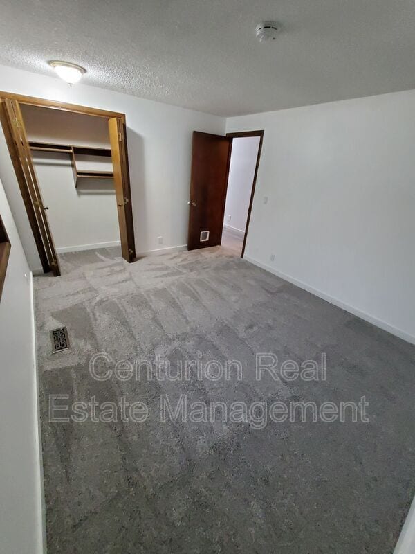 Building Photo - 869 Meadowlawn Dr SE