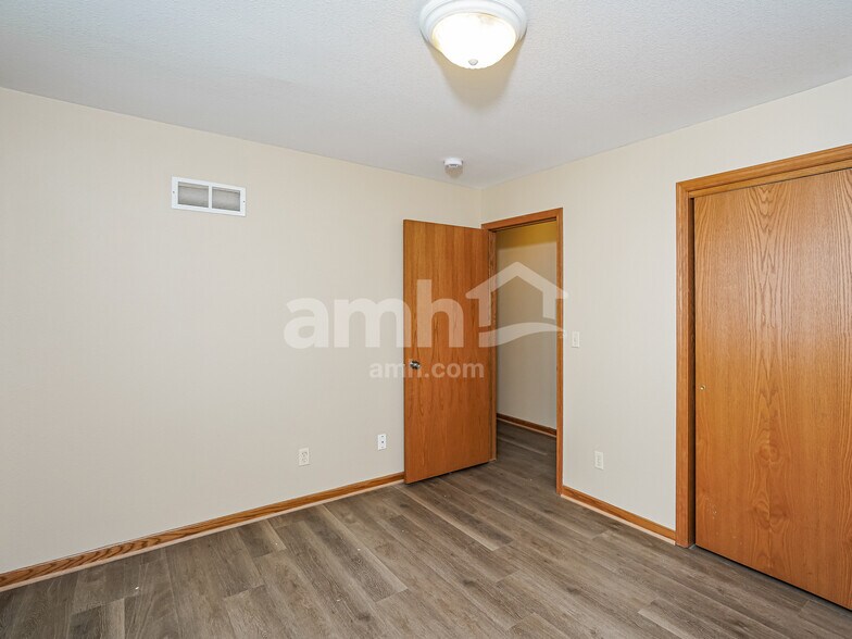 Building Photo - 338 Ponderosa Dr