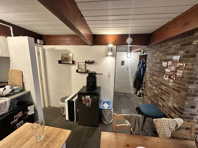 Building Photo - 77 Joy St