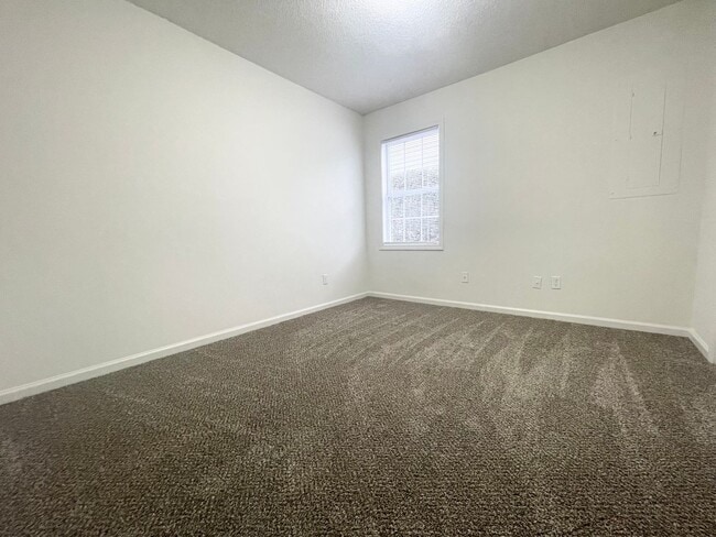 Building Photo - 209 Oakwood Ln