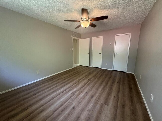 Building Photo - 7128 N Holiday Dr