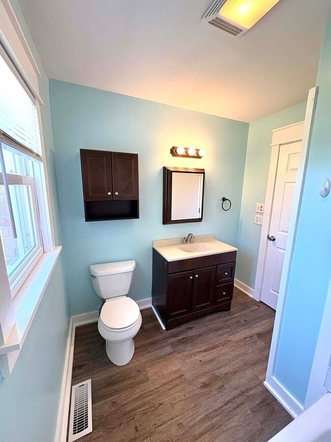 Building Photo - Comfortable Living and Space to Relax!