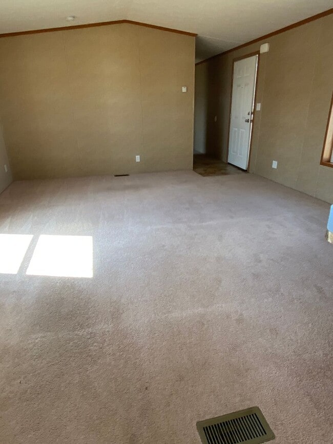 Building Photo - 3 bedroom 2 bath PET FRIENDLY!