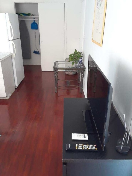 Building Photo - 6922 Bay Dr