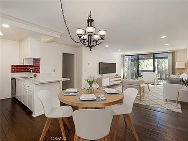 Building Photo - Top Floor 2bd/2ba Condo in the Heart of Playa Del Rey!