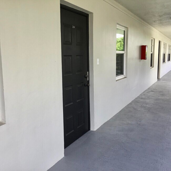 Building Photo - 4007 N Cypress Dr