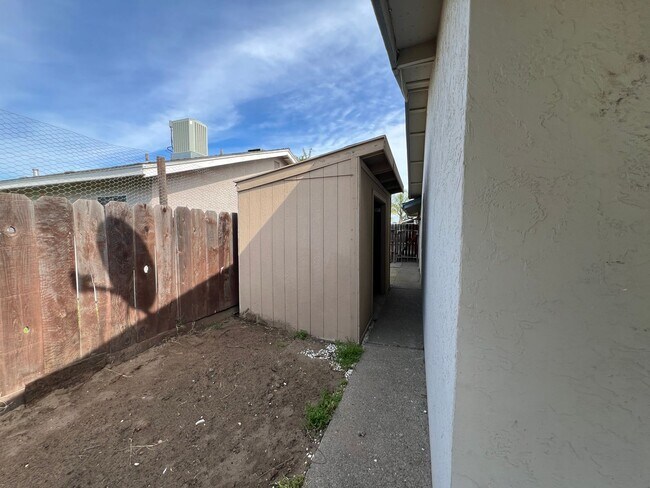 Building Photo - Updated 3 bedroom single story in Manteca!