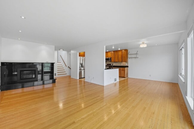 Building Photo - 805 Foerster St
