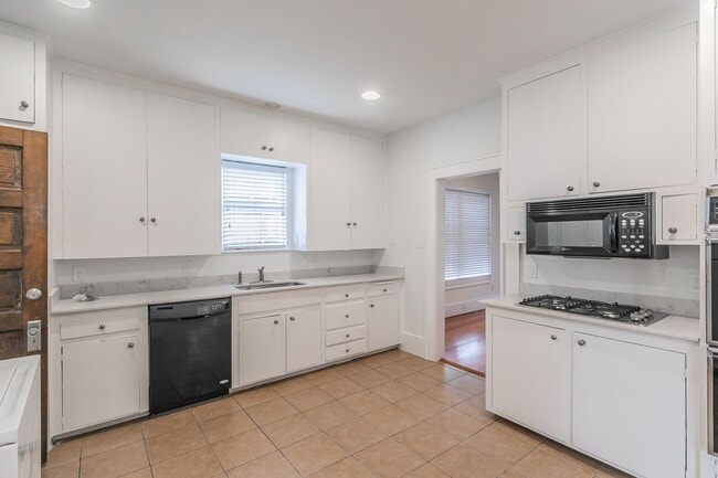 Building Photo - PRETTY HOME NORTH OF THE BRICKS in the CUL...