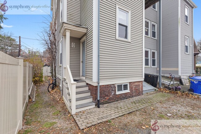 Building Photo - 3 bed with office in Brookline