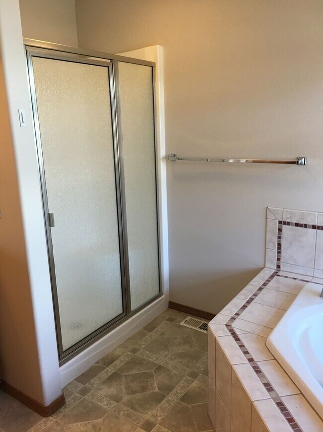 Building Photo - ***PENDING APPLICATIONS***Large 4 bedroom house that is Pet Friendly!