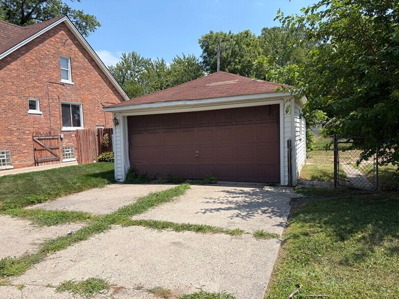 2 car garage - 15205 Maplewood Ave