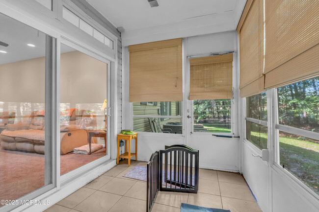 Building Photo - 138 Greenlawns Dr