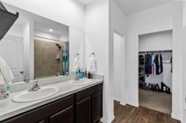 Building Photo - Peaceful & Convenient: Near 45, 99 & IAH!