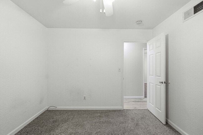 Building Photo - 2025 Sweetwater Dr