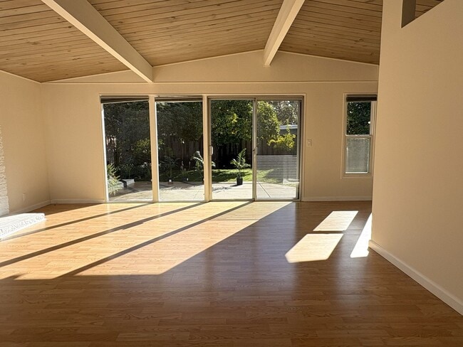 Building Photo - Charming Palo Alto Home with Beautiful Landscaping!