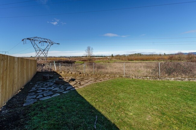 Building Photo - 4 Bedroom 2.5 Bathroom With Large Fenced B...