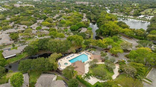 Building Photo - 9360 Chelsea Dr S