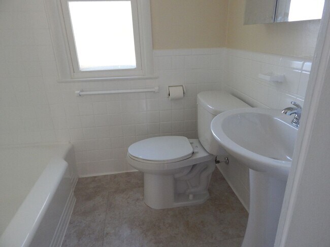 Building Photo - NICELY UPDATED DUPLEX NEAR METRO