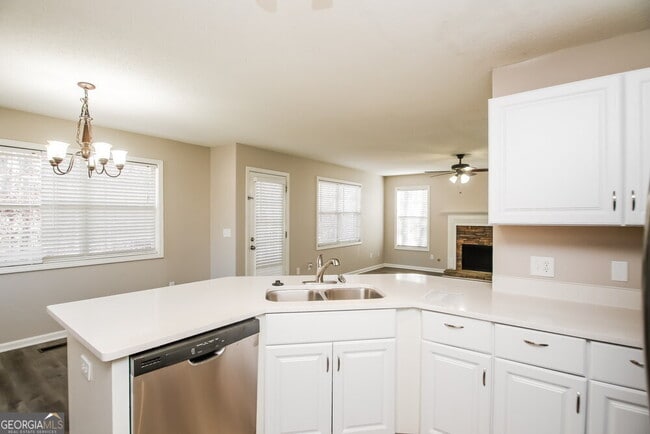 Building Photo - 1042 Whispering Woods Dr