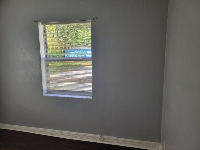 Building Photo - Cute 2 Bedroom