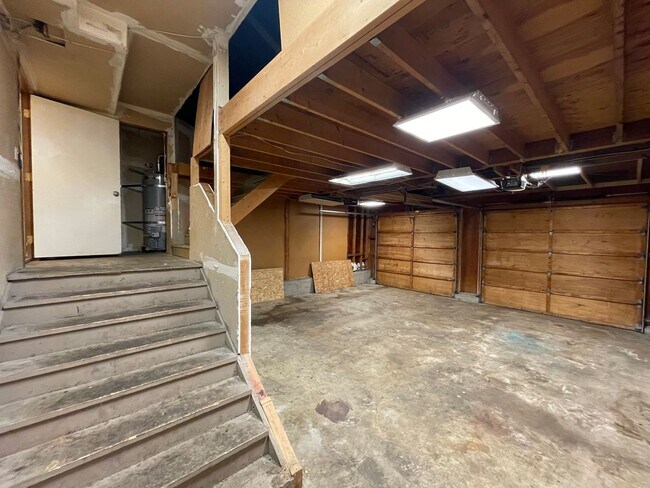 Building Photo - Luxurious 4-Bedroom Retreat with Mount Rai...