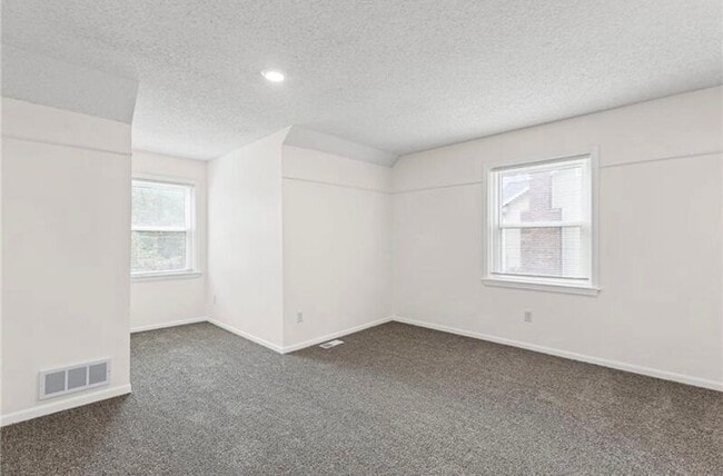 Building Photo - 602 SE Brentwood Dr