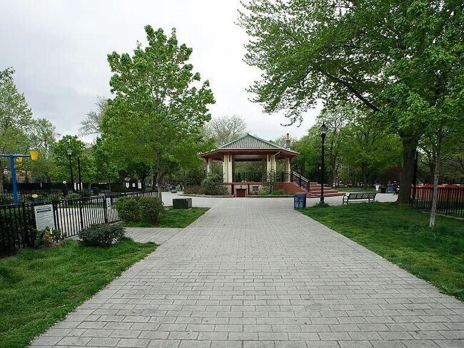 Building Photo - 304 Pavonia Ave