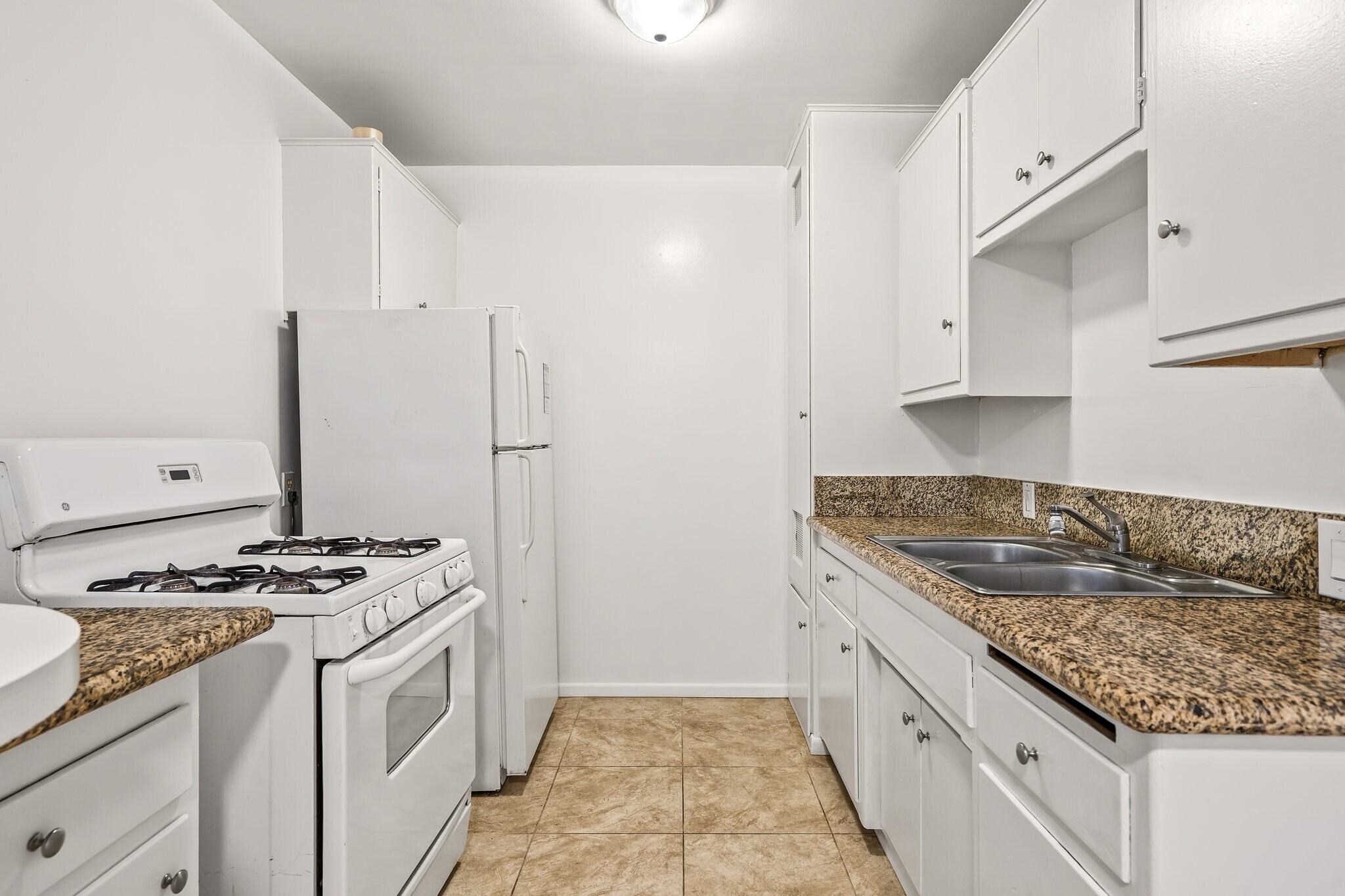 Building Photo - 826 S Grand View St