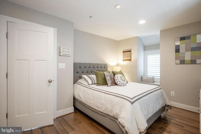 Building Photo - 1126 N Stuart St