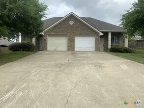 Building Photo - 816 Twin Oaks Dr