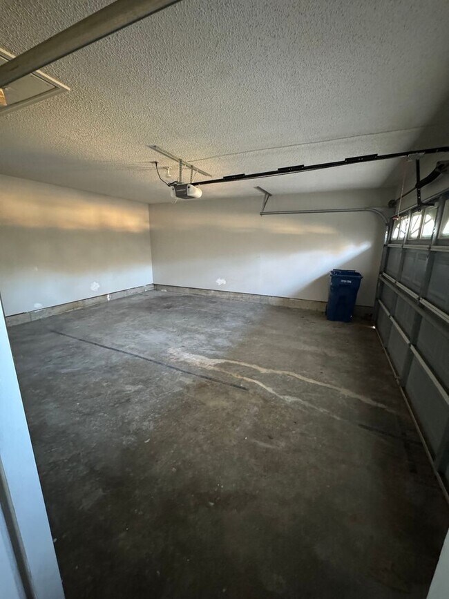 Building Photo - 3 Bedroom Home with Fenced Yard!!