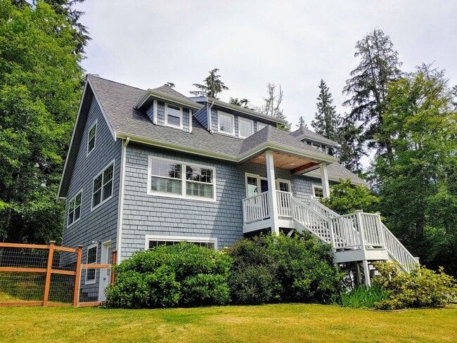 Building Photo - Spectacular Home with Lake Access!