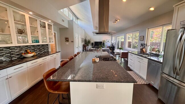 Building Photo - 4804 Greystone Dr